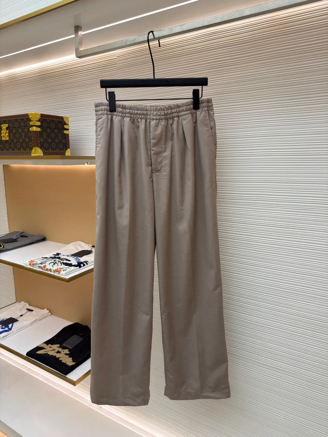 LOUIS VUITTON khaki wool casual trousers ●Item number: 1680060-A95 ●Fabric: wool fabric ●Technology: Positioned cutting machine ●Version: fitted version ●Weight: about 460 grams ●Size: 44-46-48-50 ●Description: Fabric has always been a particularly important part of our products. It is also the foundation for the rise of tall buildings. The materials we use are quite solid. Nearly 100% sheep wool is blended with polyester and polyester to ensure the drape of the trousers. The comparison of the sample in Figure 2 is only slightly red. The specifications are exclusively custom-woven and there is no difference. The pockets and trims are cut according to the Italian old-money style craftsmanship standards. The back pockets are embellished with embossed logos. The focus is to restore the pleats and iron marks on the front, giving it a full texture. The overall wiring is straight and delicate, the fabric is comfortable and soft, and the color is consistent without color difference. It can be matched with the same style to create a fashionable look and control various occasions. Customized accessories, complete with three standards, same style for men and women!